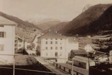 Ansicht des Hauses mit Antoniuskirche im Hintergrund um 1900