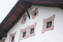 Inscription with the years 1572 and 1998 under the roof gable of the living quarters at Mureda