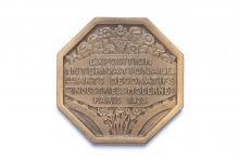 Rückseite der achteckigen Bronzemedaille mit Blumenstrauß und Inschrift „Exposition Internationale des Arts Decoratifs et Industriels Modernes – 1925 Paris“