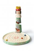 Bunt bemaltes hölzernes Kugelspiel, bestehend aus einem Teller mit 90 Vertiefungen und einer am Rande stehenden turmförmigen, hohlen Figur